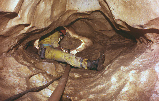 Galeria de ligação entre sifões na Gruta do Regatinho