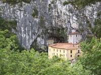 Santuário e gruta de Covadonga. Foto Pilar Vicente 2007 Santuário e gruta de Covadonga. Foto Pilar Vicente 2007