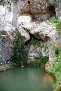 Santuário e gruta de Covadonga. Foto JACrispim 2007 Santuário e gruta de Covadonga. Foto JACrispim 2007