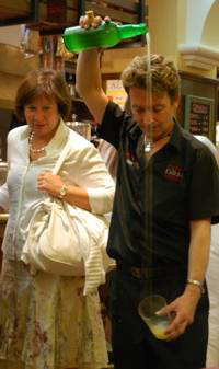 “A arte de servir a cidra”. Foto JACrispim 2007 “A arte de servir a cidra”. Foto JACrispim 2007
