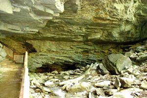 Perda de um ribeiro numa das entradas da Cathedral Cave @ JACrispim-CeGUL-SPE, 2009