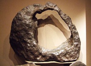 Meteorito de Tucson, com ablação da parte central, no Smithsonian Museum, em Washington DC @ Pilar Vicente - SPE, 2009 Meteorito de Tucson, com ablação da parte central, no Smithsonian Museum, em Washington DC @ Pilar Vicente - SPE, 2009