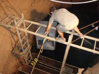 Colocação de uma câmara de descompressão - Foto: Jérome Meynié alviela2007_d2_a.jpg