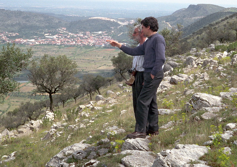 Adolfo Eraso Romero com J.A.Crispim em visita ao Polje de Minde. Foto Carlos Romariz, 1995 Adolfo Eraso Romero com J.A.Crispim em visita ao Polje de Minde. Foto Carlos Romariz, 1995