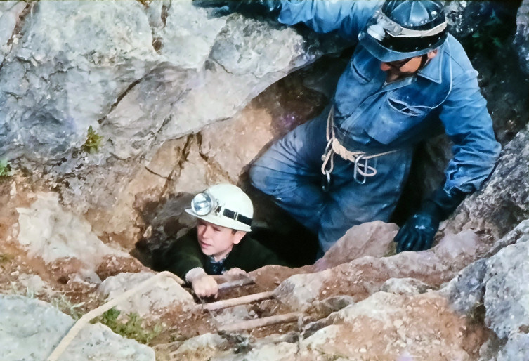 Edmundo Afonso Rijo entrando na Gruta de Bolhos em visita efetuada no âmbito de curso de iniciação (acompanhado por Armando Gonçalves Cardoso) - Foto de Lourenço Lopes Pereira final dos anos 60