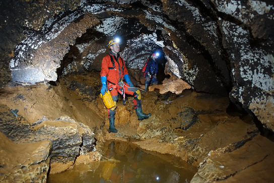 Exploração de uma gruta do polje de Minde - Foto: A. Sobreira/SPE 2007