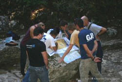 Debruçados sobre o mapa geológico depois de uma breve excursão pelo Canyon da Ribeira de Amiais. Foto: Alexander Sawyer 2007